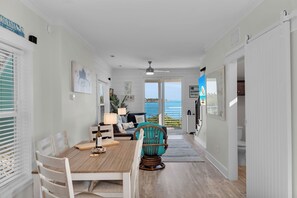 Smart TV - Pet Friendly 2BR/2BA Steps from the Water’s Edge with Unparalleled Sunrises (Islamorada)