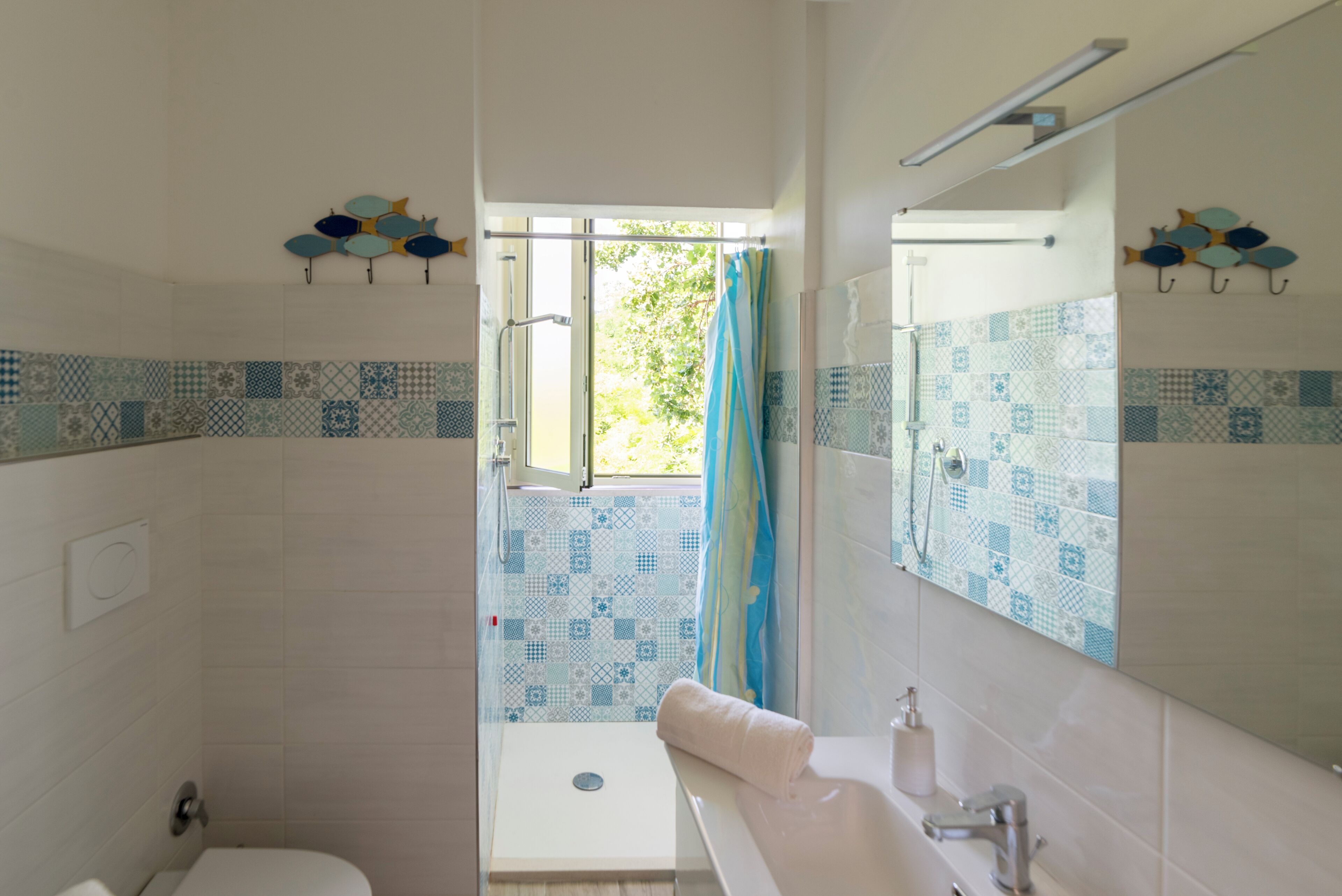 Shower, hair dryer, bidet, towels