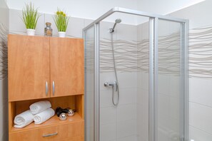 Haartrockner, Handtücher, Seife, Toilettenpapier