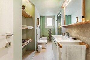 Douche, sèche-cheveux, bidet, serviettes fournies