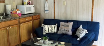 Charming 2-bedroom cabin uwith WiFi, AC in amazing McCarr