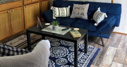 Charming 2-bedroom cabin uwith WiFi, AC in amazing McCarr