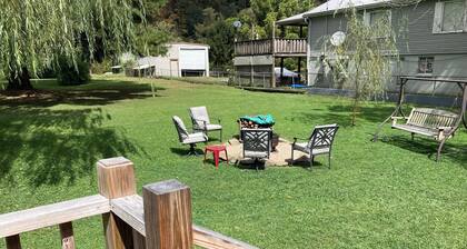 Charming 2-bedroom cabin uwith WiFi, AC in amazing McCarr