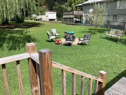 Charming 2-bedroom cabin uwith WiFi, AC in amazing McCarr