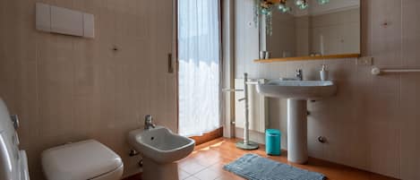 Douche, sĂšche-cheveux, bidet, serviettes fournies