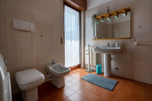 Shower, hair dryer, bidet, towels - Apartment with garage near the center of Verona (Verona)