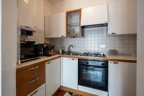 Kylskåp, mikrovågsugn, ugn och spishäll