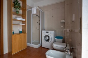 Shower, hair dryer, bidet, towels - Apartment with garage near the center of Verona (Verona)