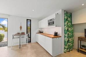 Kjøleskap, mikrobølgeovn, kokeplater og oppvaskmaskin