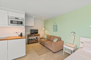 1 habitación, tabla de planchar con plancha y cuna de viaje