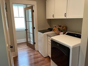 Interior - Spacious 4-bedroom house with private upstairs suite (North Augusta)