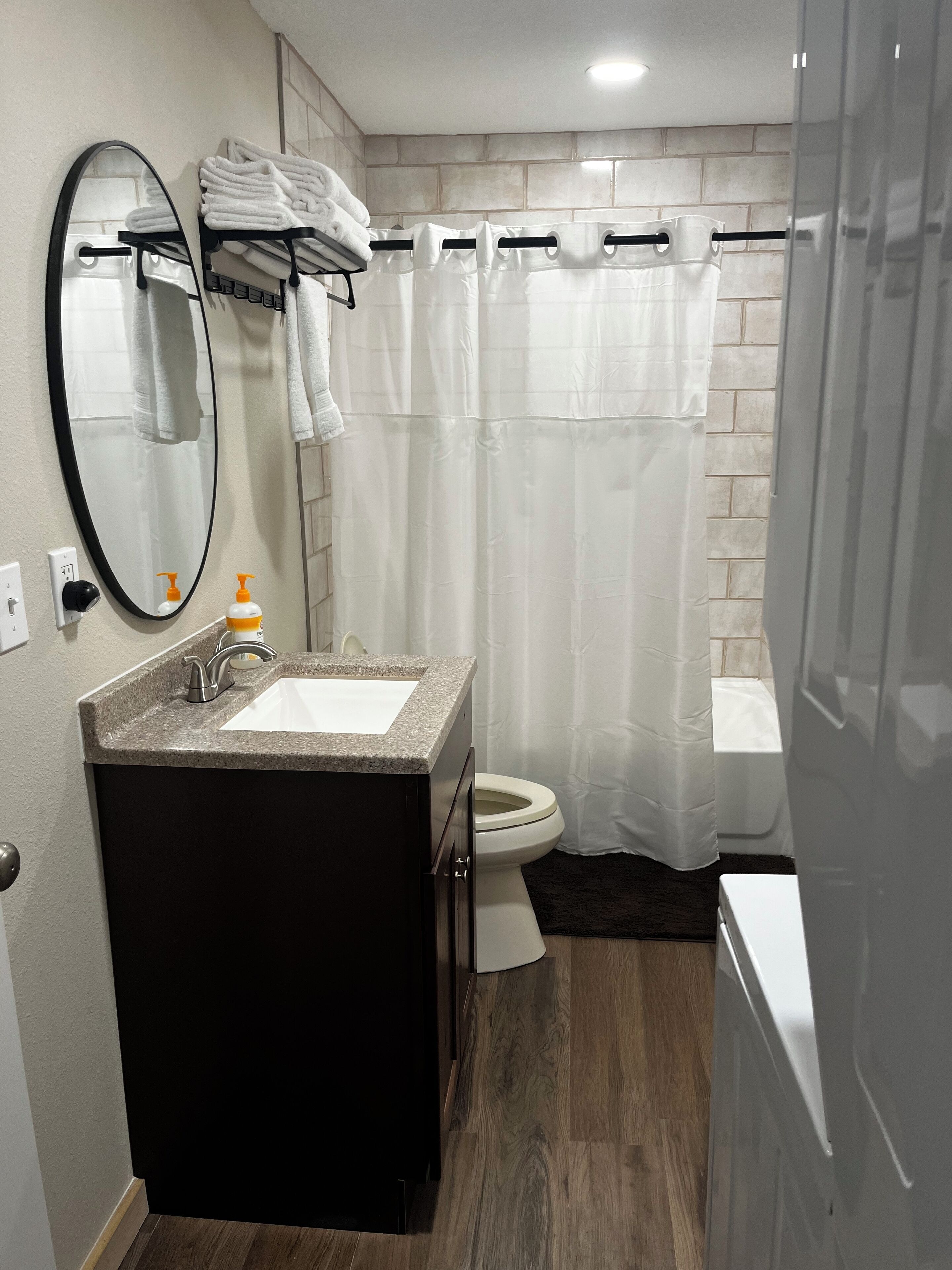 Een haardroger, handdoeken, zeep, shampoo