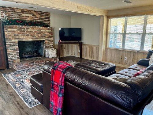 Cozy 2-bedroom cabin in charming Lexington with WiFi, AC