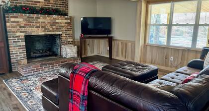 Cozy 2-bedroom cabin in charming Lexington with WiFi, AC