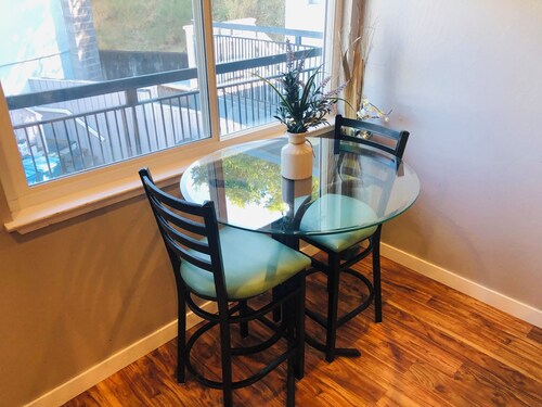 Cozy and bright 1-BR apartment in the Belmont Hills