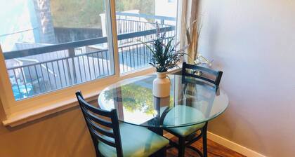 Cozy and bright 1-BR apartment in the Belmont Hills