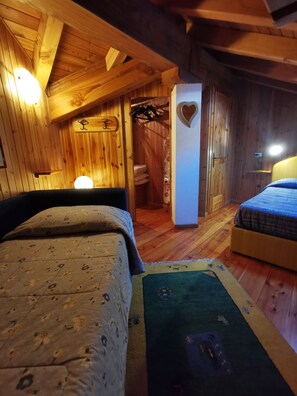 2 slaapkamers, een strijkplank/strijkijzer, beddengoed