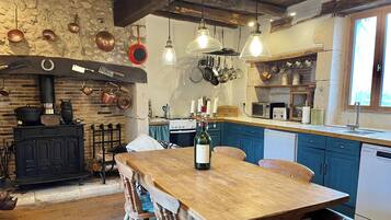 Een koelkast, een microgolfoven, een oven, een vaatwasser