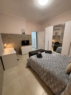 3 Schlafzimmer, Schreibtisch, Bügeleisen/Bügelbrett, WLAN