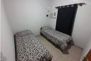 Familieleilighet, terrasse, bakgårdsutsikt | 2 soverom, safe på rommet, blendingsgardiner og strykejern/-brett