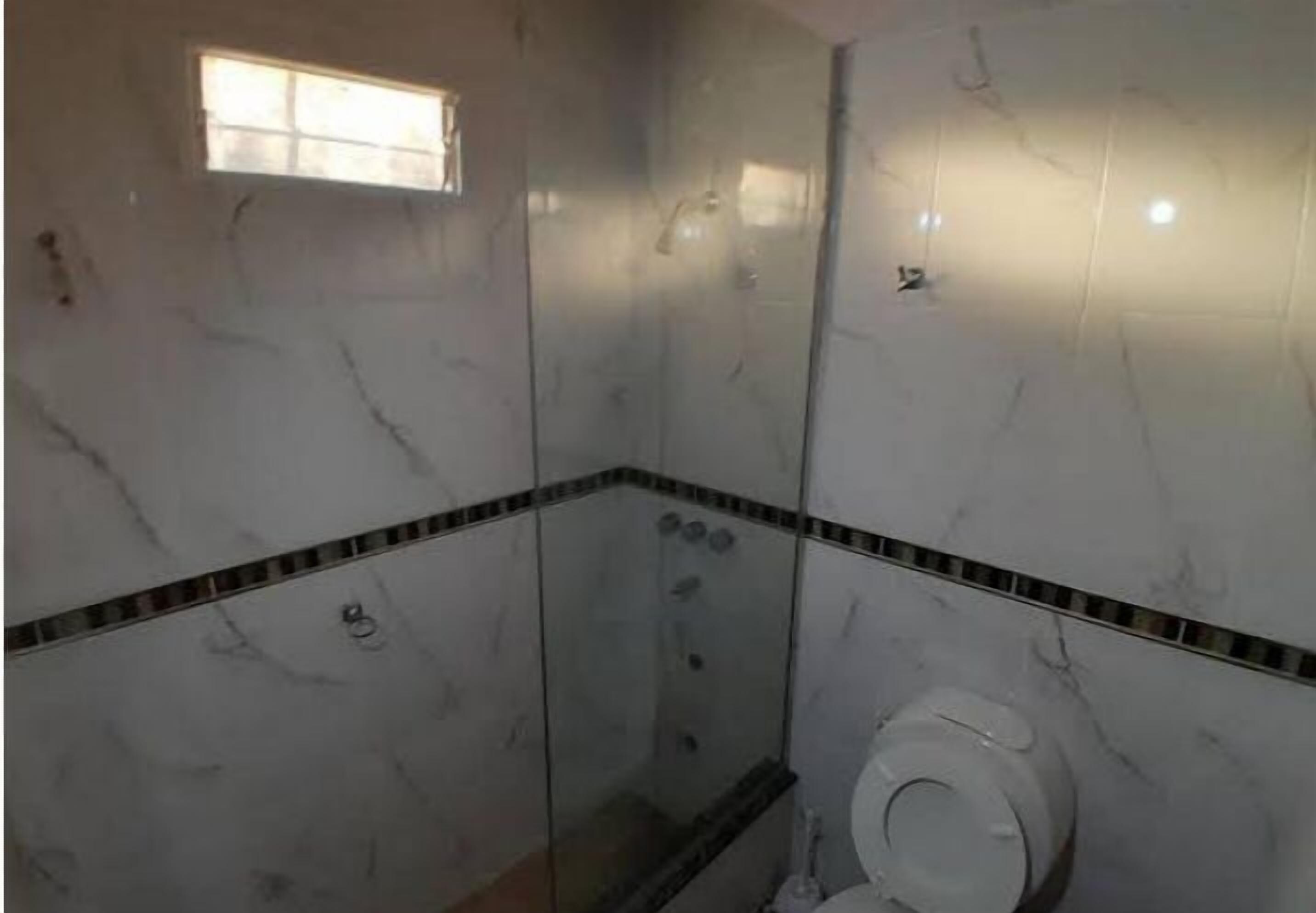 Apartemen Keluarga, patio, pemandangan halaman | Kamar mandi | Perlengkapan mandi gratis, pengering rambut, handuk, dan sabun