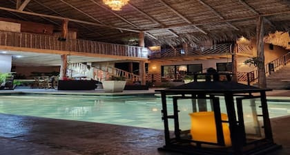 Charming villa with WiFi and AC, Spa in gorgeous Samaná, 2 minutes from beach,