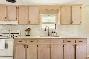 Fridge, microwave, oven, stovetop - Fire pit | Nearby Beech Mtn | Fast wifi speed (Avery County)