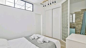 1 habitación, tabla de planchar con plancha, wifi y ropa de cama
