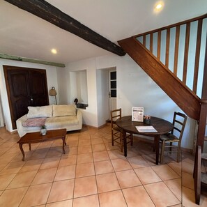 Interior - La Maison Vergès - 3 bedrooms - large living room - small garden (Ossun)