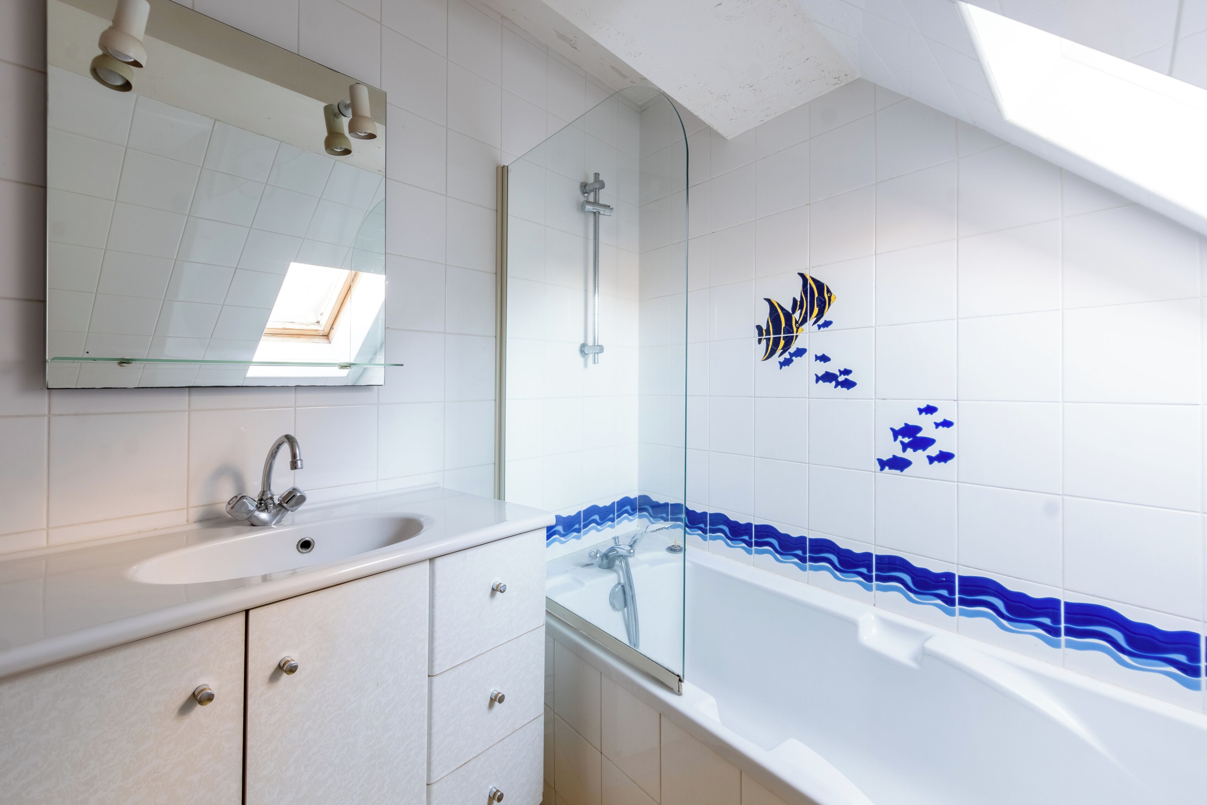 Serviettes fournies, papier toilette