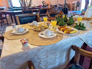 Tägliches inbegriffenes kontinentales Frühstück