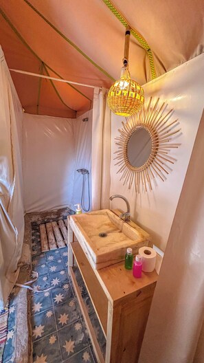 Shower, free toiletries, towels, soap - Jardin Kotori Luxury Camp (Rissani)