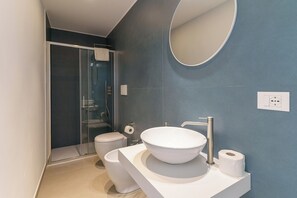 Classic Double Room | Bathroom | Shower, hair dryer, slippers, towels - KleoSuites (Catania)