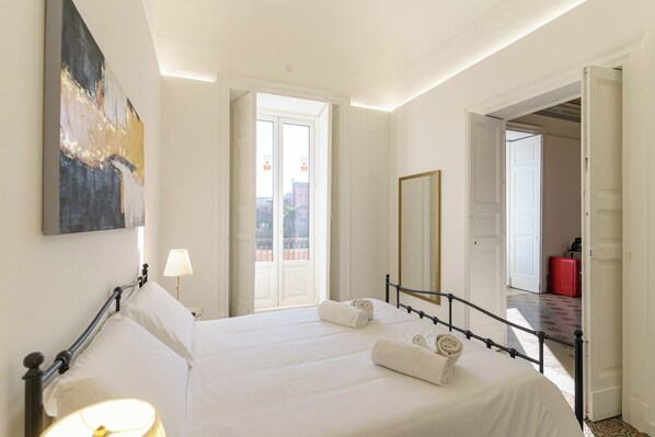 Blackout drapes, soundproofing, iron/ironing board, free WiFi - KleoSuites (Catania)