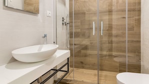 101 - Economy double Room | 浴室 | 淋浴设施、大花洒淋浴喷头、免费洗浴用品、吹风机
