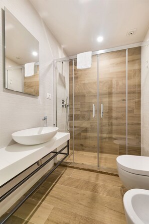 101 - Economy double Room | Kamar mandi | Shower, pancuran hujan, perlengkapan mandi gratis, dan pengering rambut