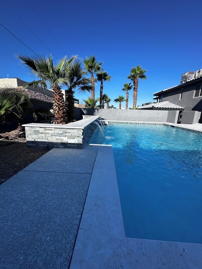 Spacious 5-bedroom house with WiFi, New Pool and Hot Tub, tons of parking