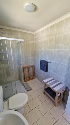 Shower, handuk, sabun, dan tisu toilet