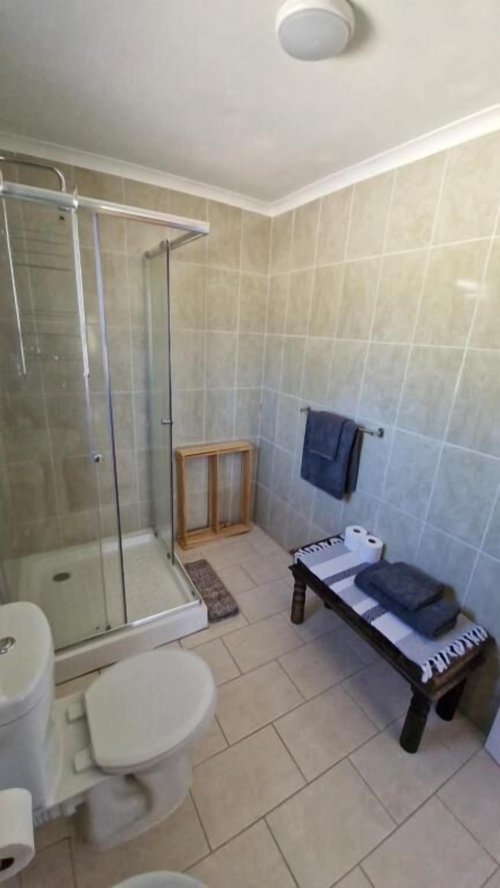 Douche, serviettes fournies, savon, papier toilette