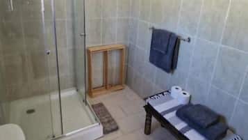 Douche, serviettes fournies, savon, papier toilette