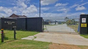 Front of property - Hen & Hound (Gqeberha)