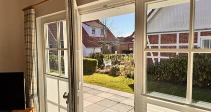 Ferienhaus mit Kaminofen in Burhave