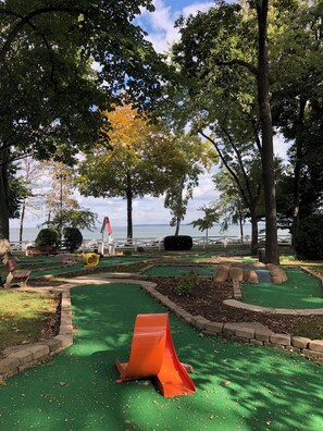 Property grounds - Charming 4-bedroom house near the Lakeside pool & pickleball courts (Lakeside)