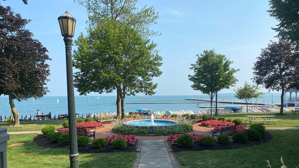 A waterfront garden with a fountain, benches, and a pathway leading to the water. - Charming 4-bedroom house near the Lakeside pool & pickleball courts (Lakeside)