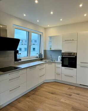 Réfrigérateur, micro-ondes, four, plaque de cuisson