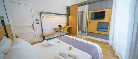 Una habitación de hotel moderna con una cama grande, un escritorio y un espejo.
