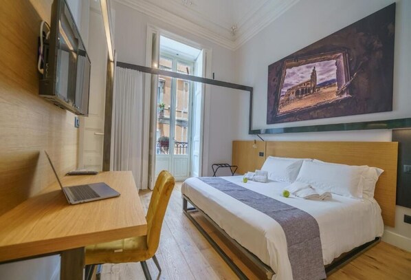 Een bureau, een laptopwerkplek, verduisterende gordijnen