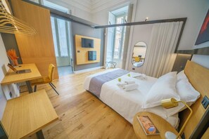 Een bureau, een laptopwerkplek, verduisterende gordijnen