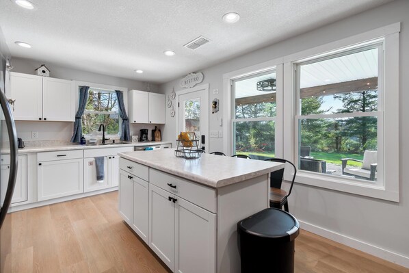 Fridge, microwave, oven, stovetop - White Oak Cottage - Resort Pool, Boat Slip (Burnside)