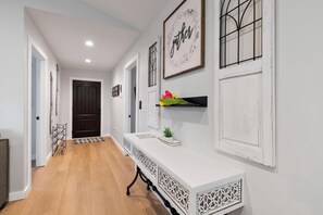 Interior - White Oak Cottage - Resort Pool, Boat Slip (Burnside)